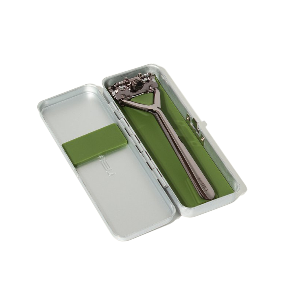 Pivoting Head Triple Blade Razor